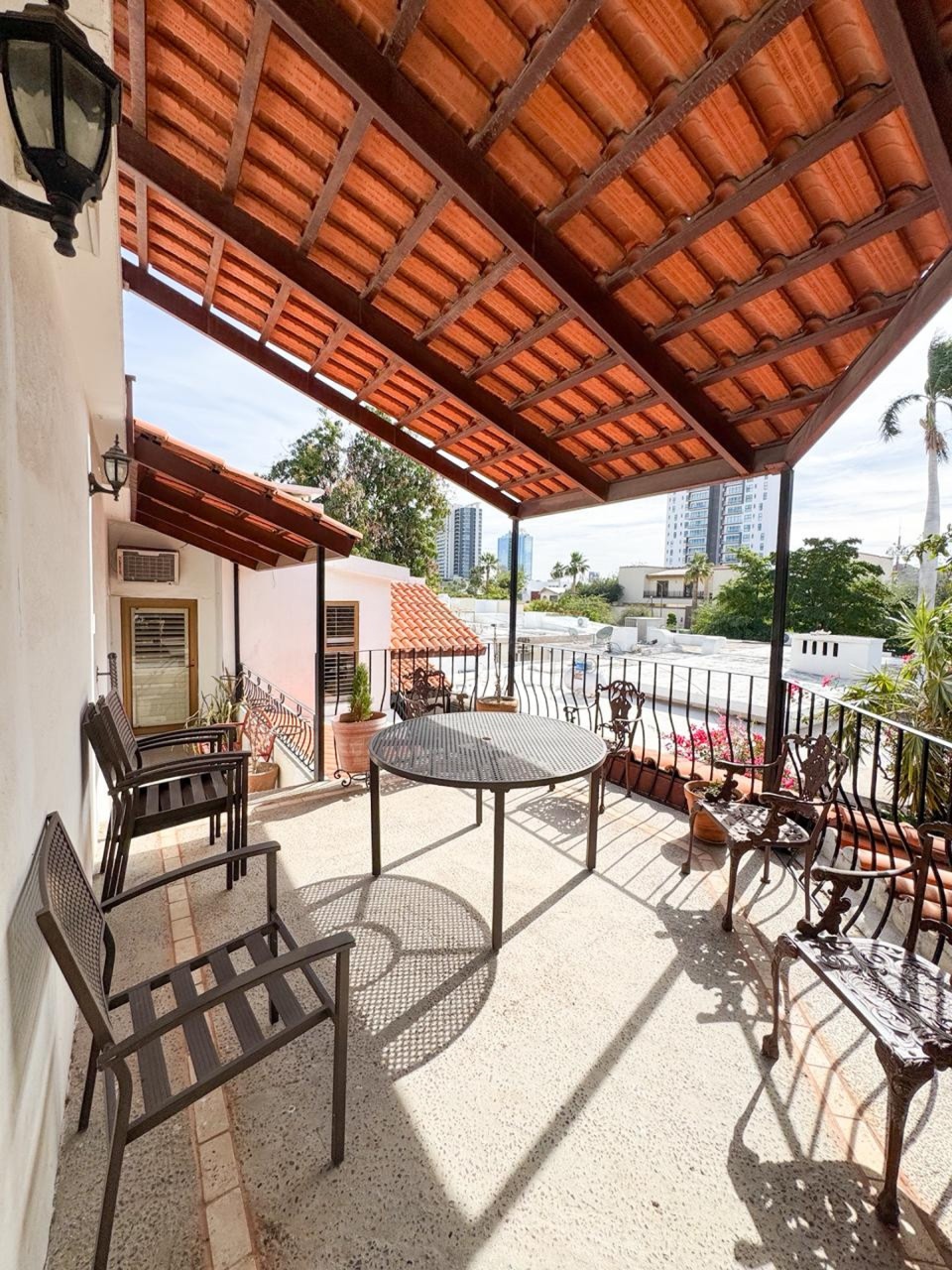 Suite Kino — La mejor relación valor-estancia larga: 2 recámaras, 1 baño, sala independiente y terraza privada.